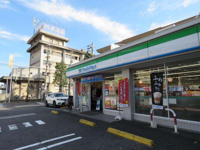 コンビニ　ファミリーマート（コンビニ）まで400m