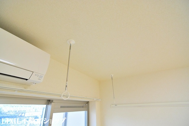 その他設備　洋室に室内物干しがあります。