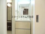 洗面設備　ゆったりとスペースのある洗面所