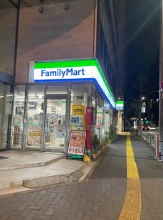 コンビニ　ファミリーマート四谷四丁目店（コンビニ）まで80m