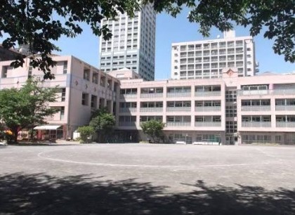 小学校　新宿区立花園小学校（小学校）まで430m