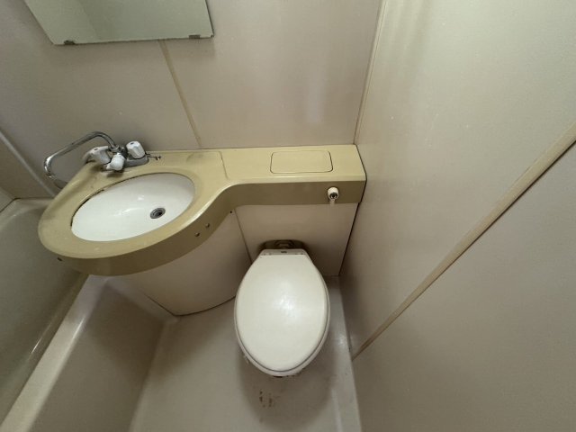 トイレ　※クリーニング前の写真です