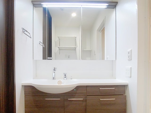 洗面設備　掲載写真は同型モデルを掲載しており実際のお部屋と仕様等が異な