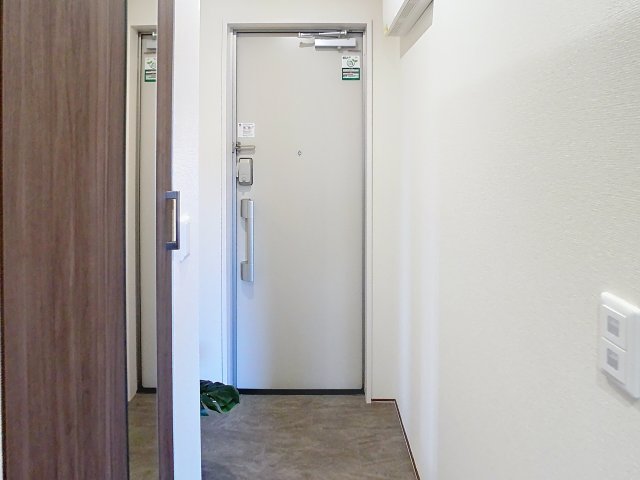 玄関　掲載写真は同型モデルを掲載しており実際のお部屋と仕様等が異な