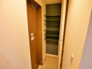 玄関　【同仕様】たくさん収納できる靴箱があり玄関まわりスッキリ