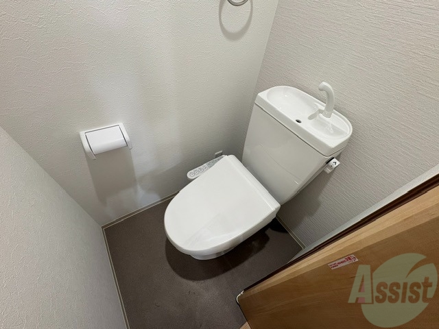 トイレ　トイレは温水洗浄便座です。シンプルな雰囲気になっています。