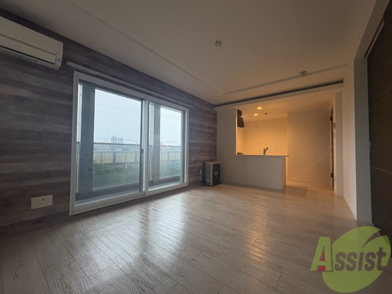 居室・リビング　日当たりが良くて心地よく過ごせそうなお部屋です。