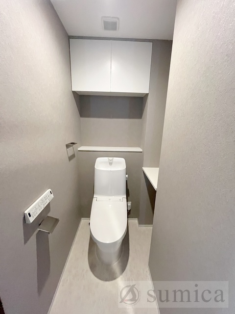 トイレ　人気アイテムの温水洗浄便座。清潔感のあるトイレです。