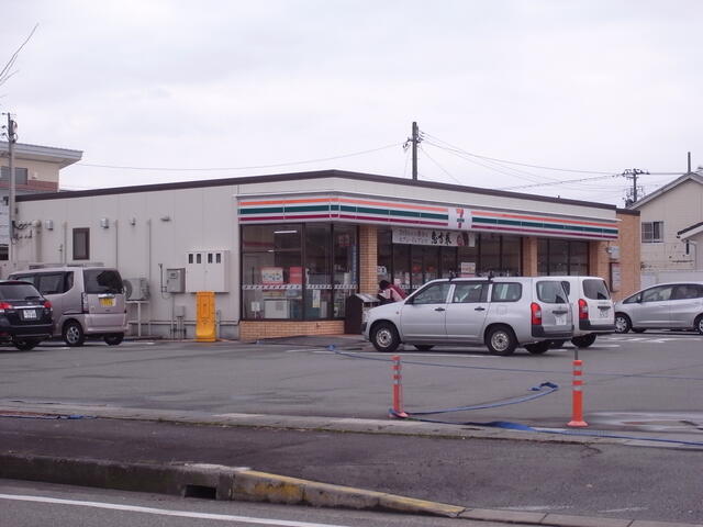 コンビニ　セブンイレブン富山笹倉店（コンビニ）まで585m