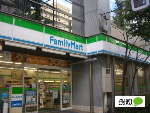 コンビニ　ファミリーマート江戸川橋駅西店（コンビニ）まで185m