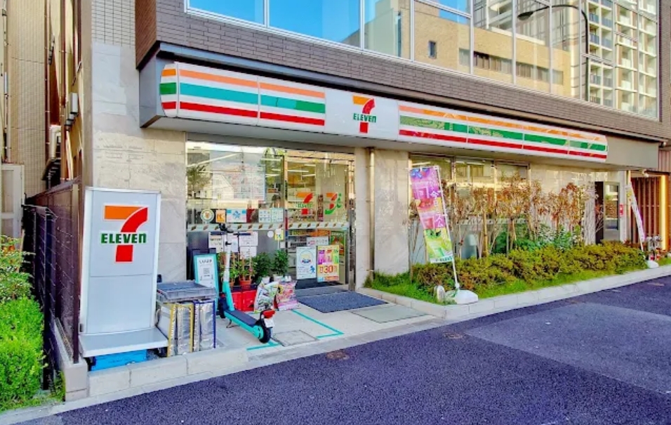 コンビニ　セブンイレブン新宿信濃町店（コンビニ）まで409m