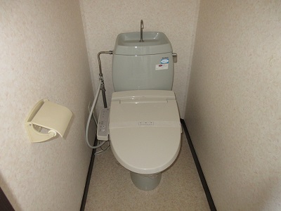 トイレ　清潔感のある広い洋式トイレです