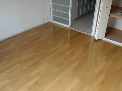 居室・リビング　フローリングの広々8帖、