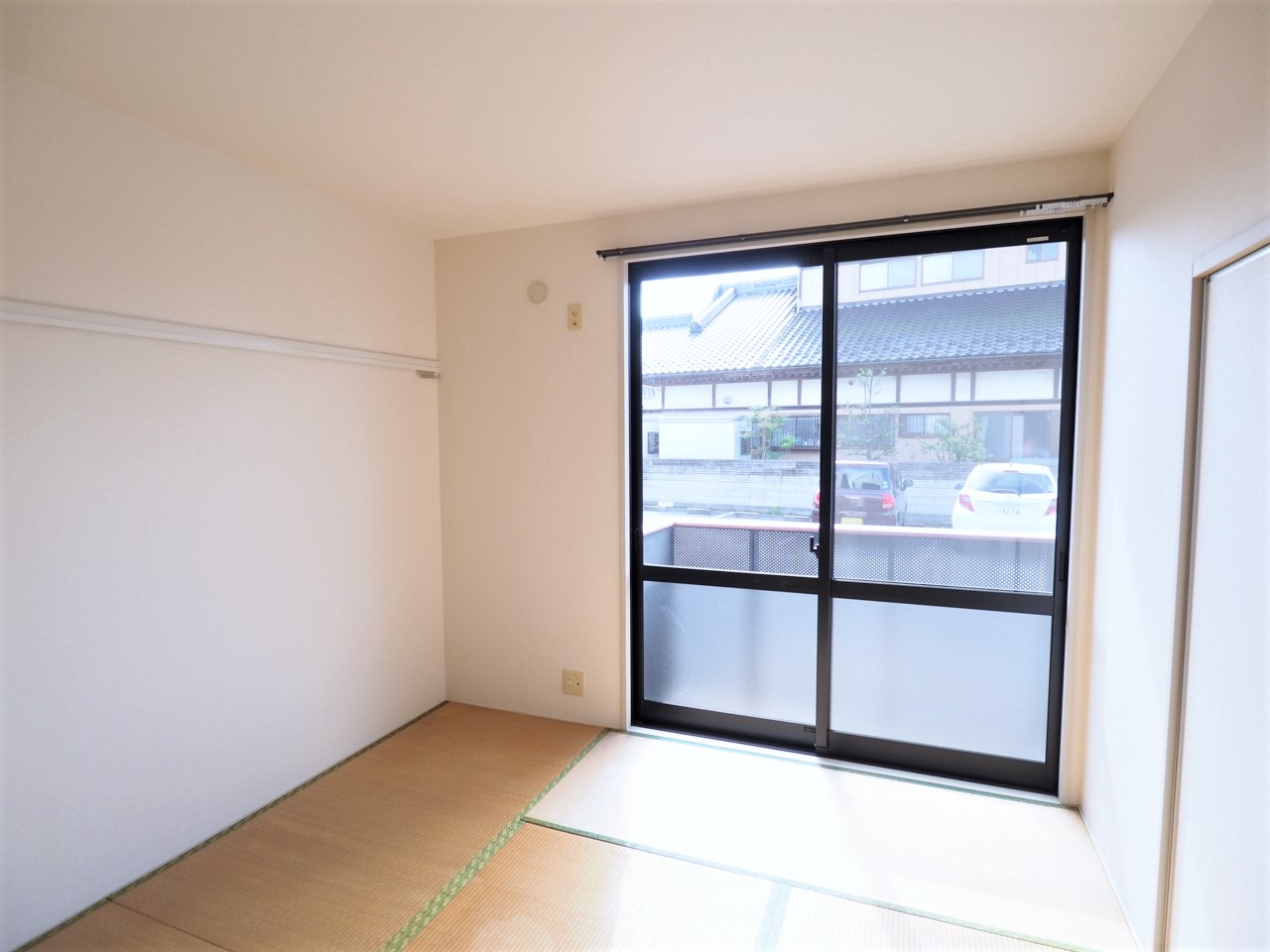 居室・リビング　南側和室６帖　陽当りが良い部屋で休みの日はのんびりできますね