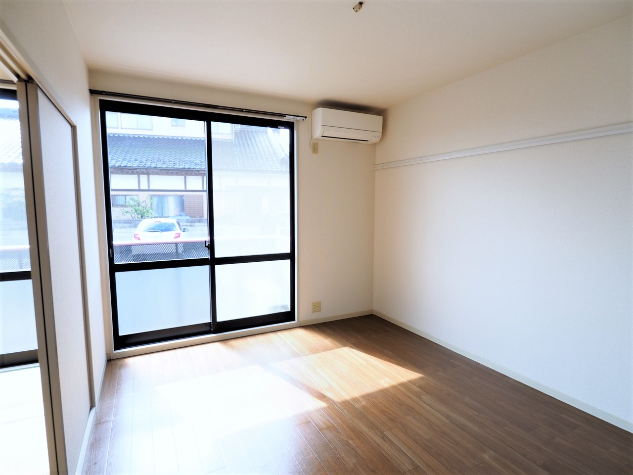 居室・リビング　南側洋室６帖　明るい日差しの入るフローリングのお部屋です。