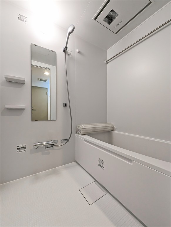 バス・シャワールーム　浴室暖房乾燥機、追焚き付オートバスのついた広いバスルーム