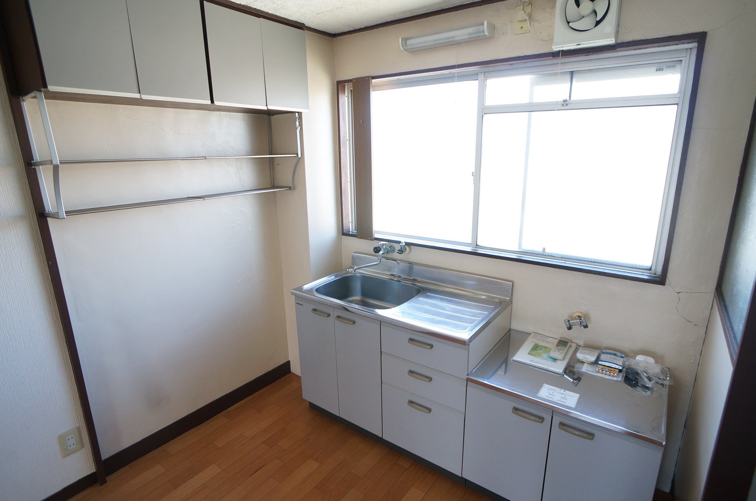 キッチン　窓があり明るくです。瞬間湯沸かし器が付きます。