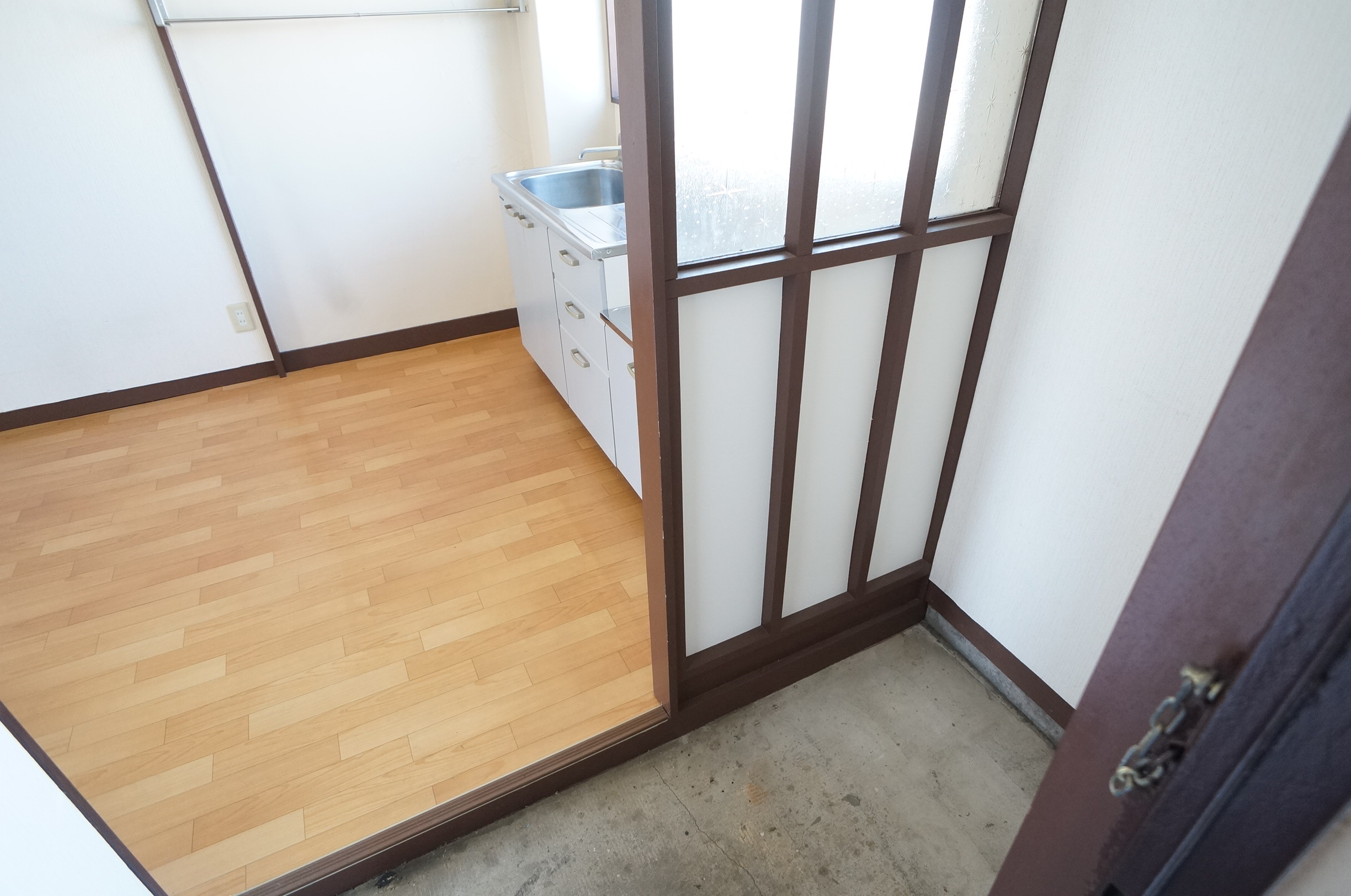 玄関　荷物や靴箱が置けるスペースがあります