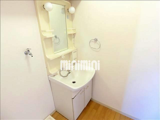 洗面設備　朝の身支度に便利な洗面所です。