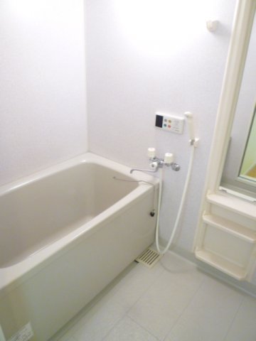 バス・シャワールーム　コンパクトで使いやすいお風呂です