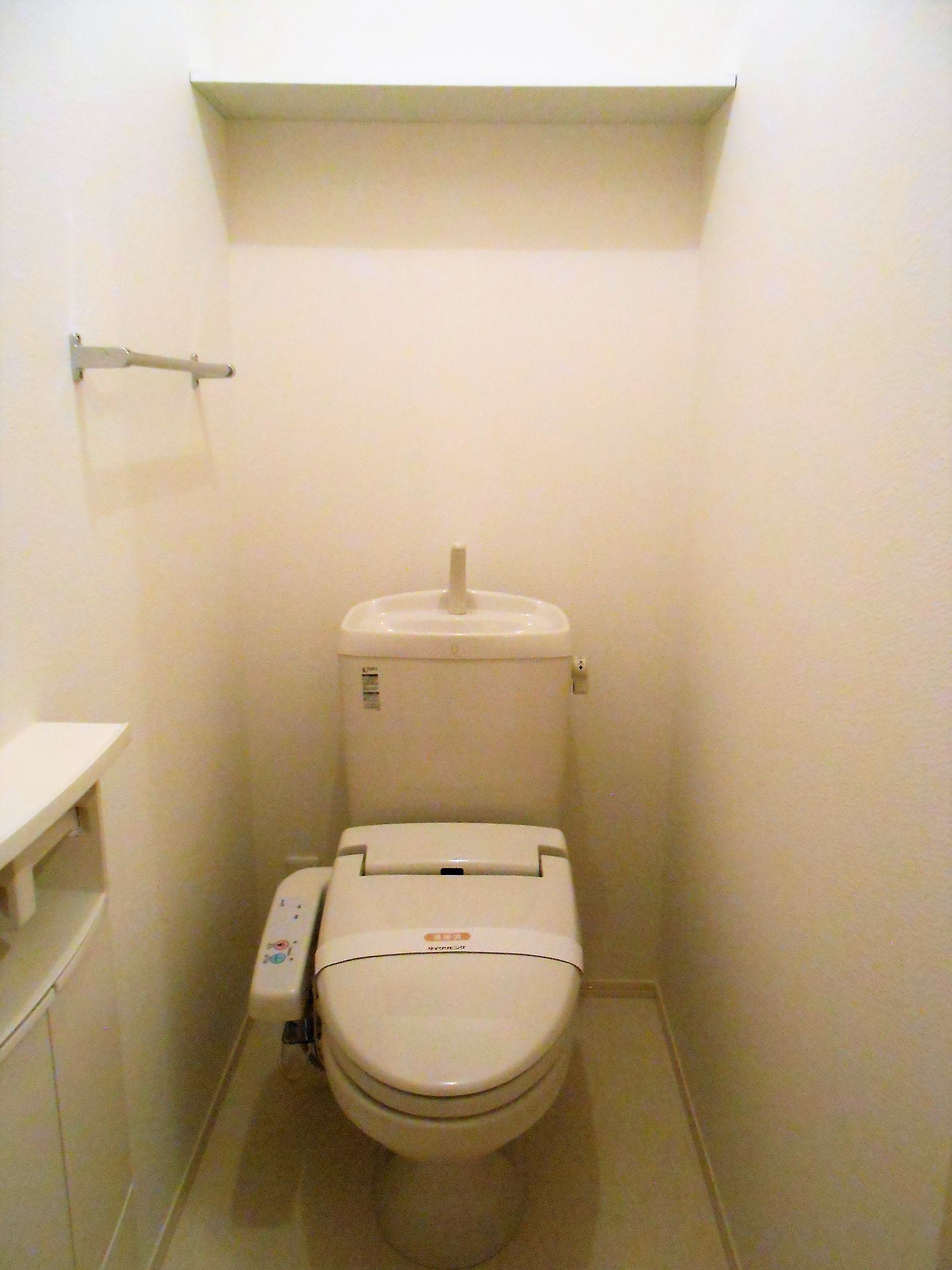 トイレ　ウォシュレット付きです。上部分には便利な仕切り板があります。