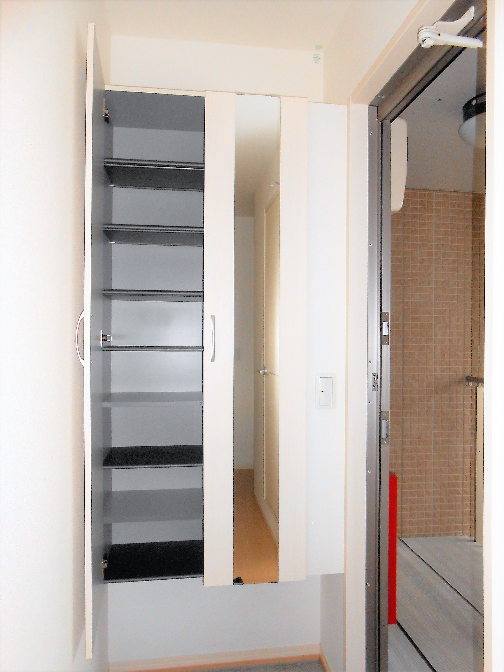 玄関　シューズボックス付きです。鏡付き。大容量で便利です！