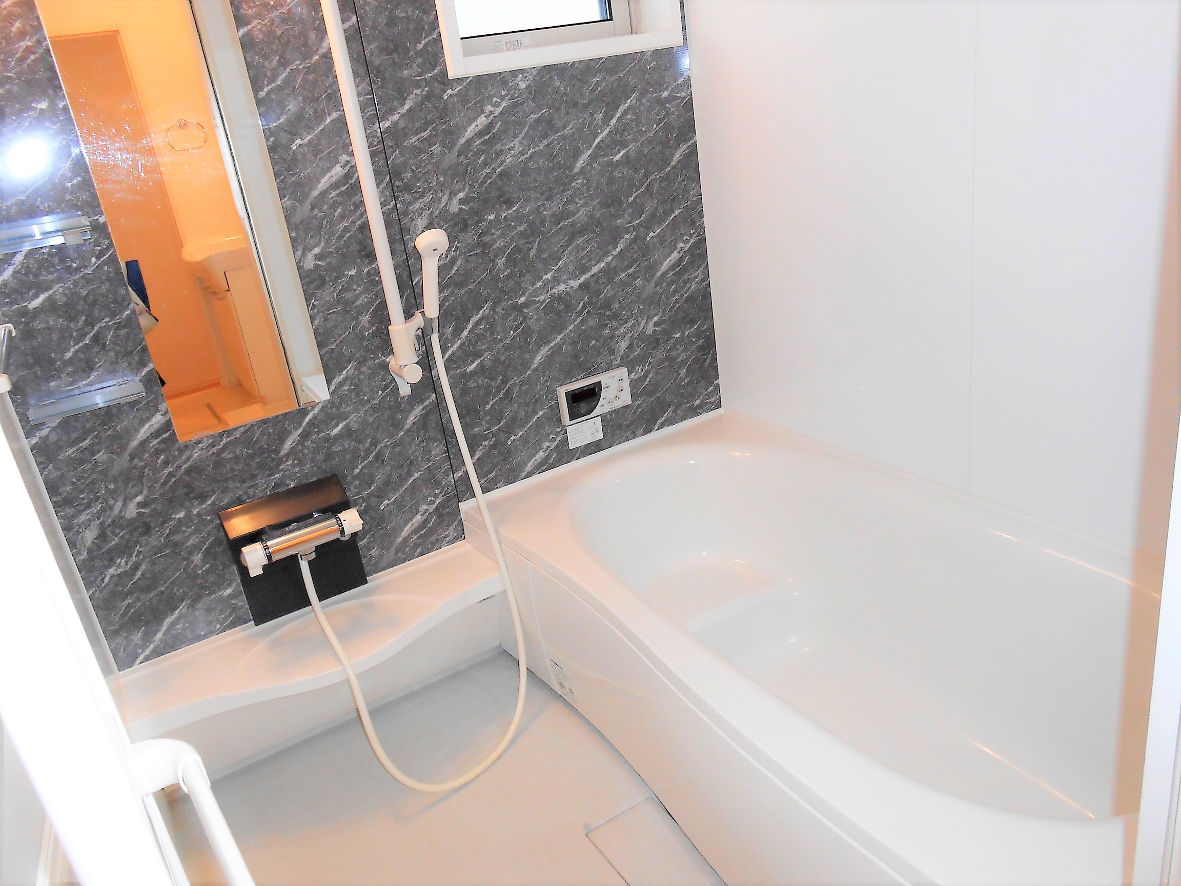 バス・シャワールーム　一坪風呂でゆったりと入れますね！窓付きで換気できます！