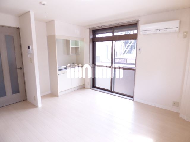 居室・リビング　エアコン、照明付きのお部屋です