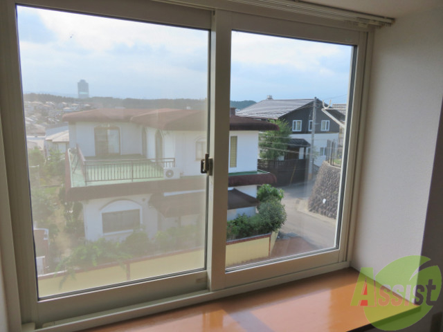 バルコニー　バルコニーの代わりに大きな窓がございます。