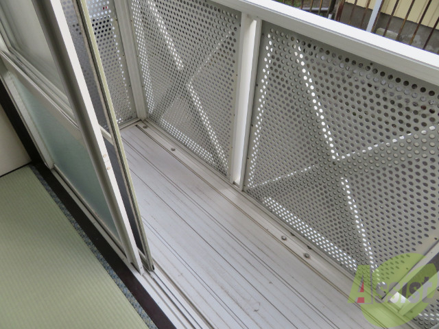 バルコニー　少し小さくても洗濯物はちゃんと外に干せますよ。