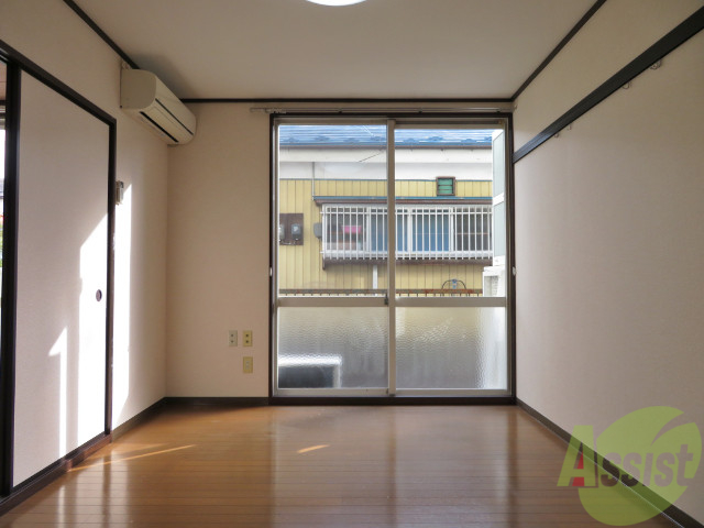 居室・リビング　陽の光が差し込む明るいお部屋は気持がいいですね～