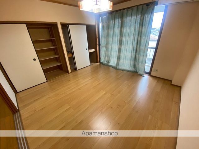 ロイヤル早鈴の居間写真
