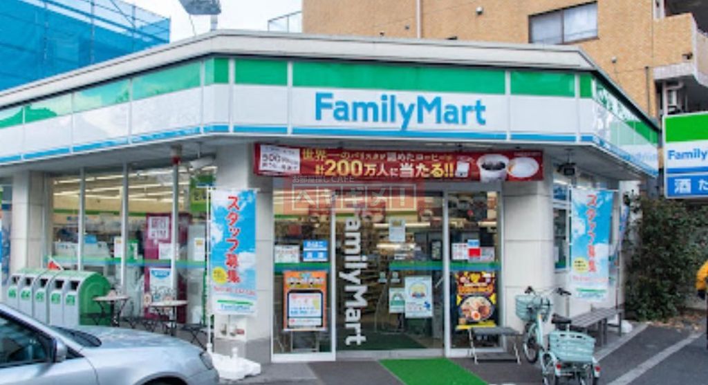 コンビニ　ファミリーマート（コンビニ）まで490m