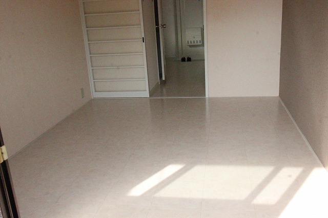 居室・リビング　同物件、別号室の写真です