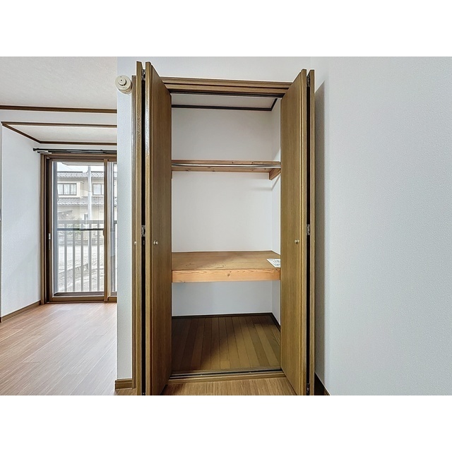 収納　ハンガーパイプ付き