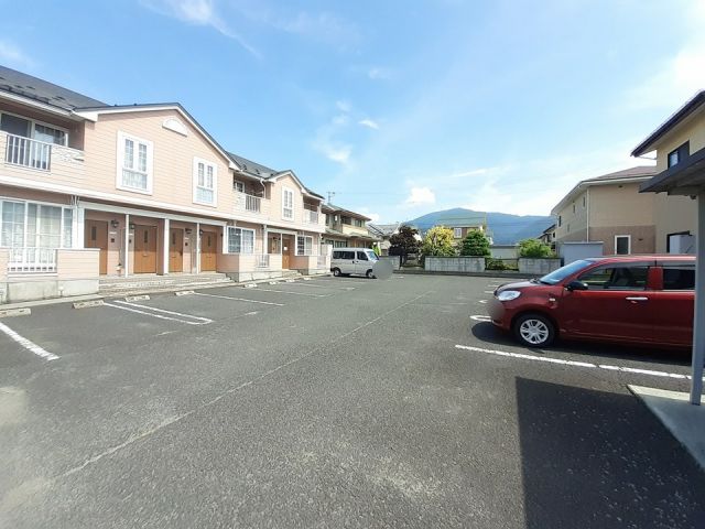 【村山市駅西のアパートの駐車場】