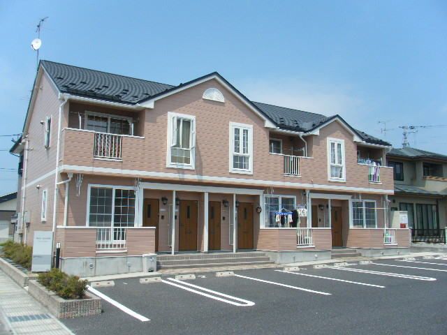 村山市駅西のアパートの建物外観