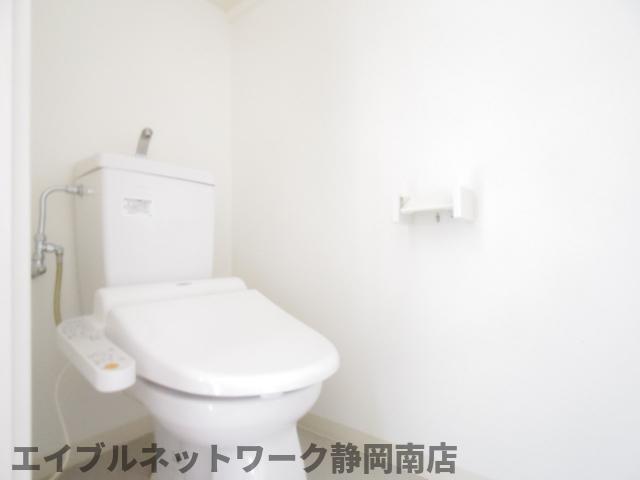 トイレ　落ち着いた色調のトイレです
