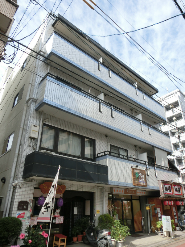 京都市山科区竹鼻竹ノ街道町のマンションの建物外観