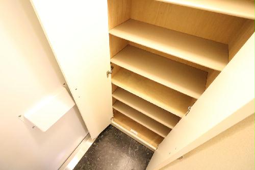 玄関　シューズボックス完備により女性でも安心