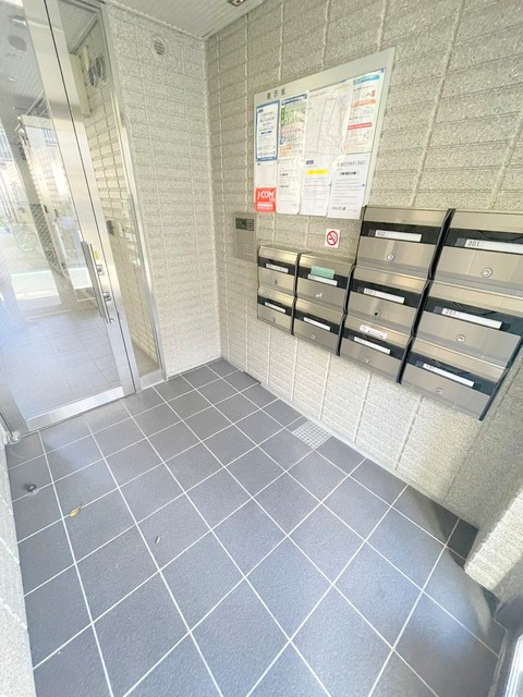 【新宿区須賀町のマンションのエントランス】