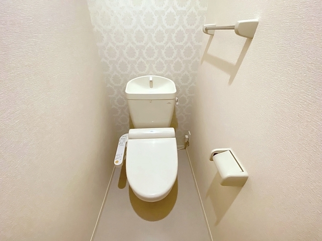 トイレ　温水洗浄便座付きトイレです。