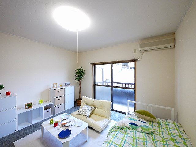 居室・リビング　きれいな居間です