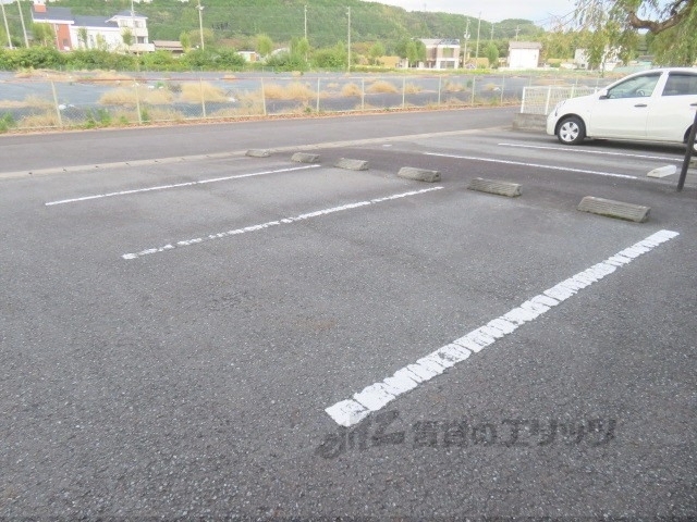 【綾部市青野町のアパートの駐車場】