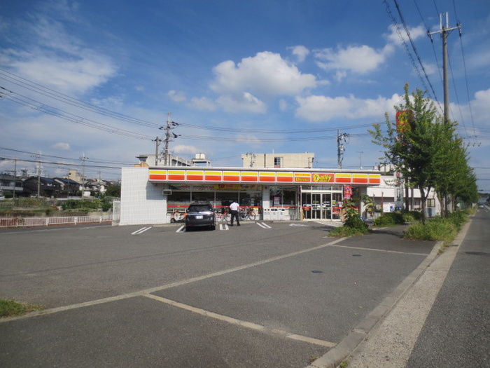コンビニ　デイリーヤマザキ枚方長尾北町店（コンビニ）まで163m