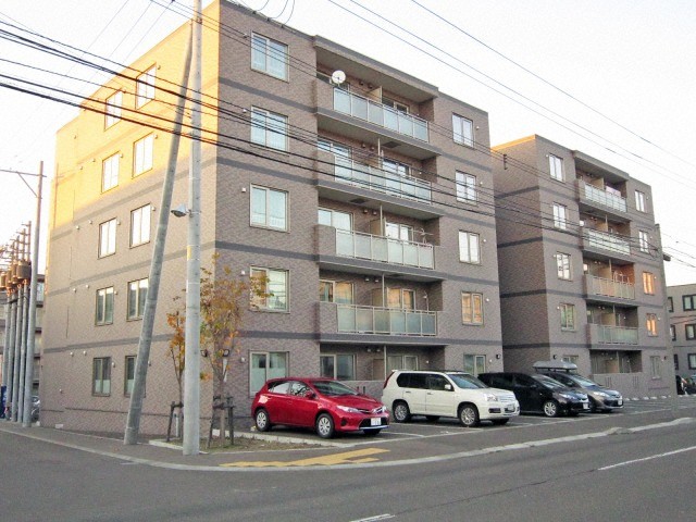 札幌市白石区本通のマンションの建物外観