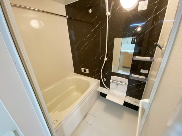 バス・シャワールーム　浴室換気乾燥機付き一坪タイプの浴槽です。