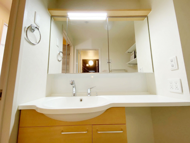 洗面設備　三面鏡付きカウンター洗面化粧台