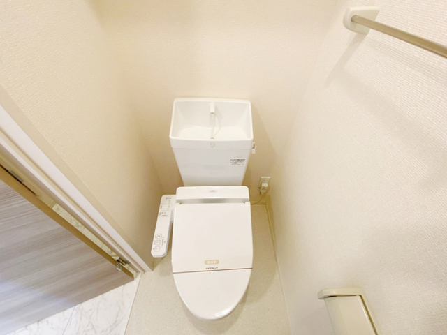 トイレ　温水洗浄便座付きトイレです。