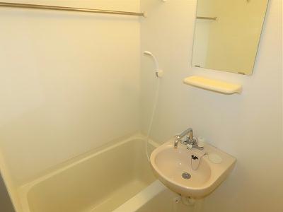 バス・シャワールーム　洗面台とユニット式のお風呂です